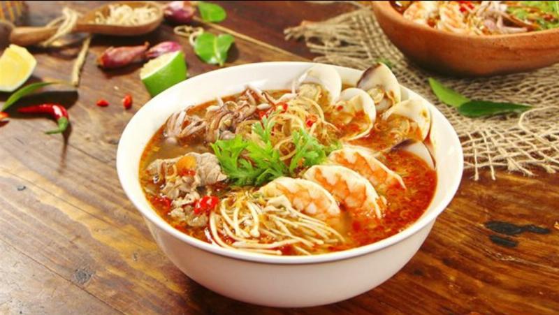 Nguyên liệu chuẩn bị để nấu món bún thái hải sản chua cay tại nhà